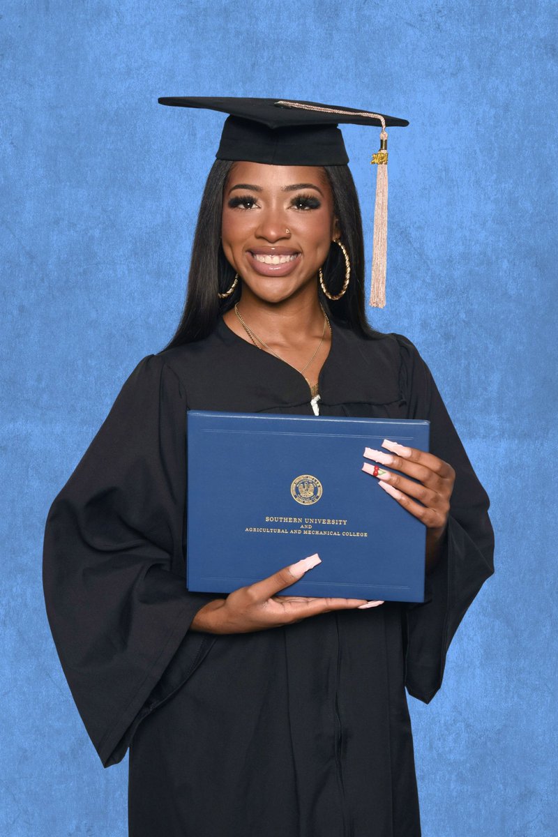 tybeendidts's tweet photo. Hi guys I’m graduating 🤭🤭🤭🤭 #1213 https://t.co/YShiyFk1pZ