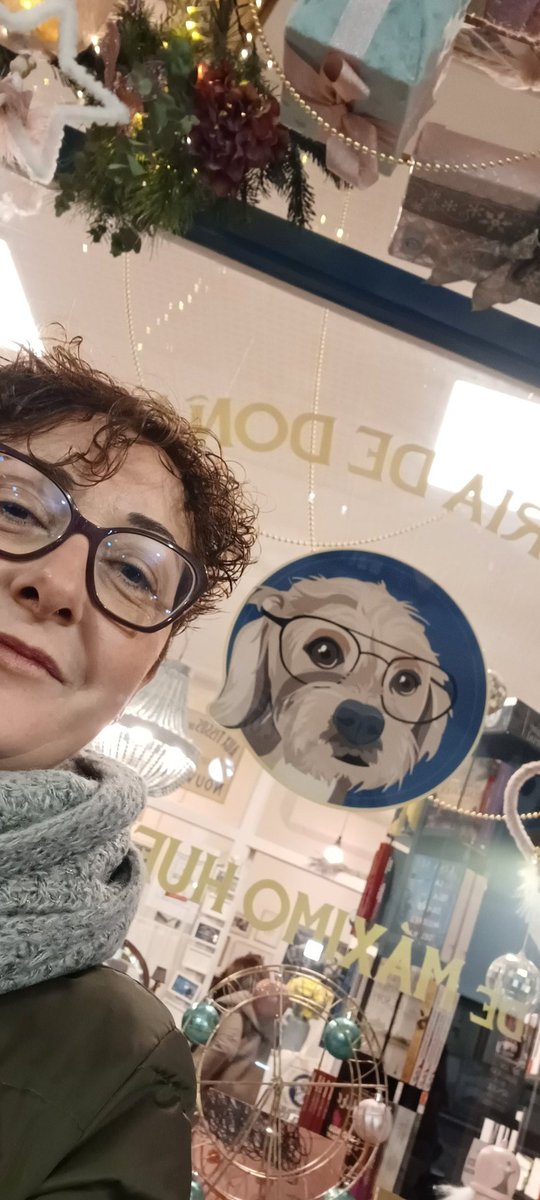 kela18616's tweet photo. Visita a una librería mágica 😍 me ha encantado,un lugar donde las historias estan en el aire,volveré #libreriadoñaleo @maximohuerta https://t.co/kVzjgH5kIo