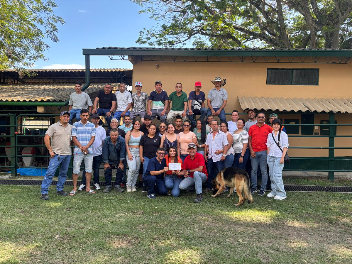 ICACOLOMBIA's tweet photo. Hoy en #Pereira, Risaralda, hicimos entrega al primer predio del departamento con concepto técnico de “excelente bienestar”, lo que le permite recibir el certificado de Bienestar Animal para la especie porcina, con una calificación de 98,6%. 🧵 https://t.co/USJcRn3s5q