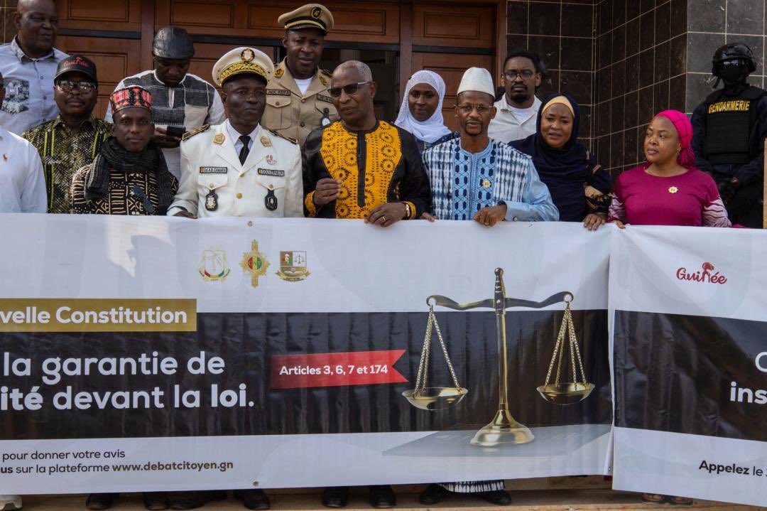 CNT____Vulgarisation 
A Mamou, remise solennelle des copies de l’avant-projet de la nouvelle Constitution à Mr le Premier ministre, Chef de gouvernement.🇬🇳🇬🇳🇬🇳🇬🇳