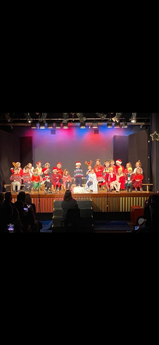 SBhride1917's tweet photo. Dráma na Nollag 2024 faoi lánseol anois agus na Naíonáin agus R5/6 ar an stáitse inniu. Éacht déanta acu ar fad. 🎄🎅🎉🎄🎅🎉 https://t.co/nDrTWSFLJs