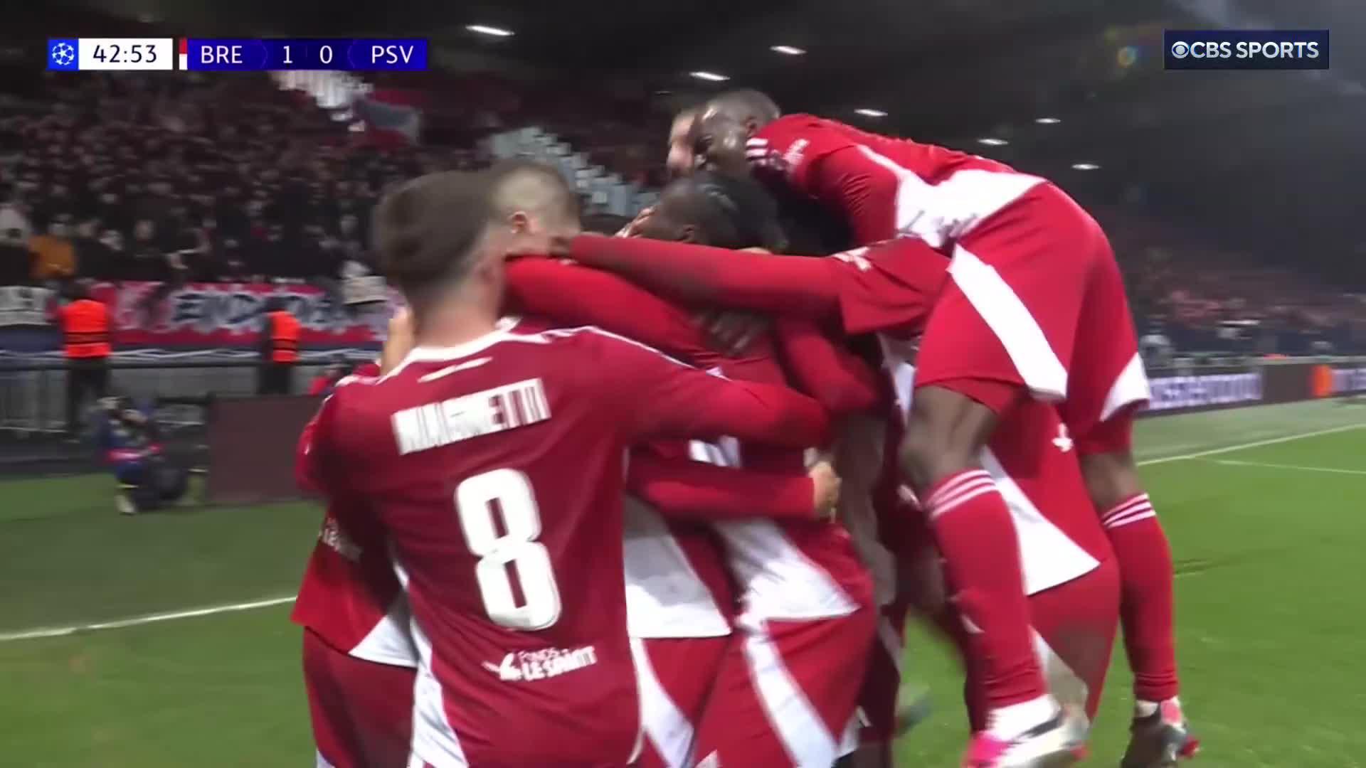 Julien Le Cardinal reacts quickest to give Brest the lead 💥
