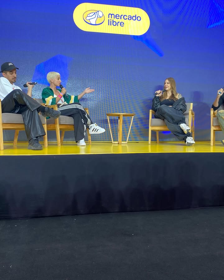 latoraupdates's tweet image. 📸 Con BeeluG, Lucila [La Tora] en el #BSASTRAP

📍Parque de la Ciudad