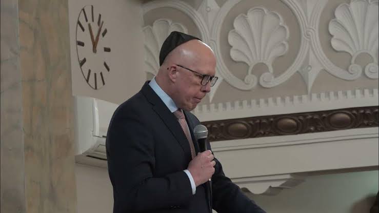 danielalvers's tweet photo. Why does @PeterDutton_MP show respect by wearing a kippah at a synagogue but refuse to stand before Australia's First Nations flags to show his recognition? https://t.co/qc5Ql0G2EH