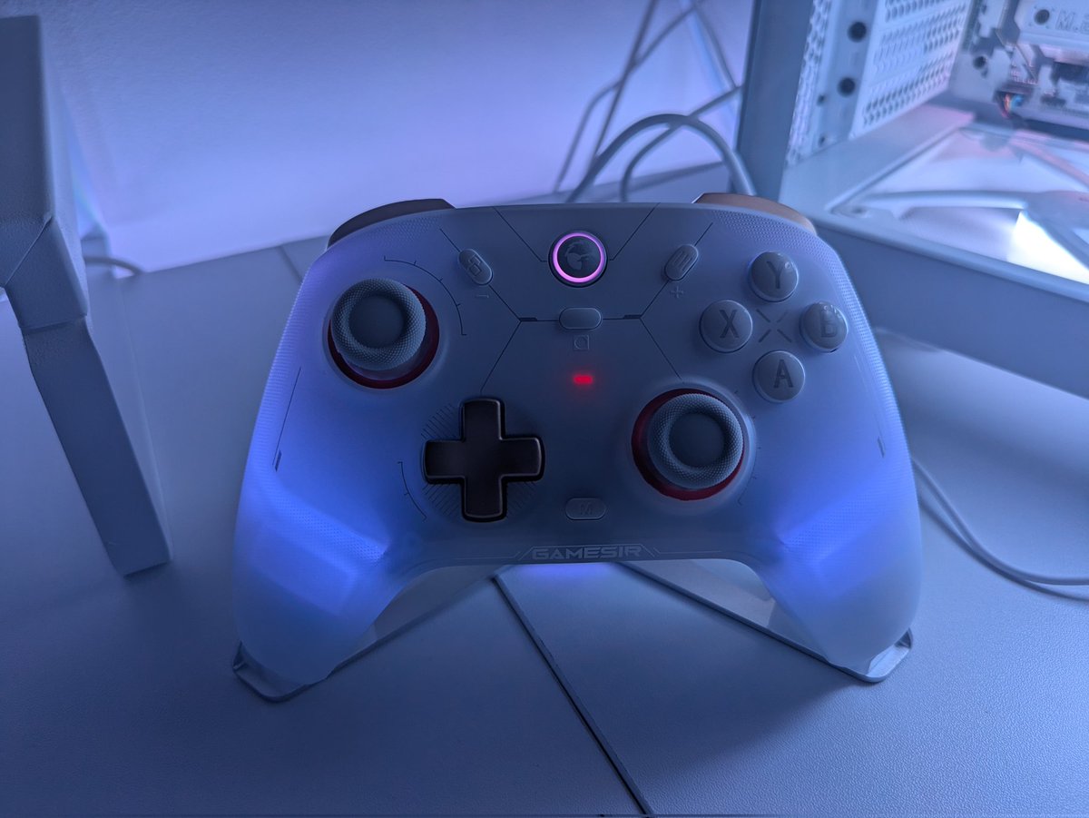 Ciel_Mikamo's tweet photo. Game SirさんのCyclone2届きました!
LEDの光り方もおしゃれだし、充電ドッグもカッコいい♪
#GameSir #Cyclone2 #ゲーミングPC #PCデバイス #白PC環境 https://t.co/QZXk6BZ7nT