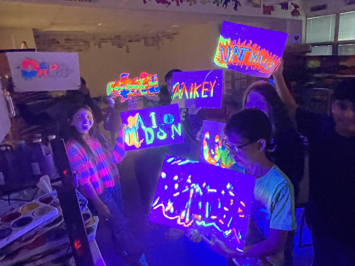 Today in Art Club I turned the black lights on. They were amazed to see their glowing graffiti art. #stony126