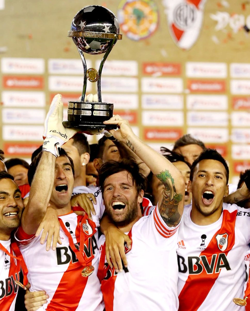 MigueBertolotto's tweet photo. A 10 años del primer título de la #EraGallardo: la Copa Sudamericana 2014.
Fue 2-0 a Atlético Nacional de Medellín, en el Monumental, con cabezazos goleadores de #Mercado (54m) y #Pezzella (58m) tras dos notables tiros de esquina de #Pisculichi desde la izquierda.
10/12/2014 https://t.co/VGicY2cqJh