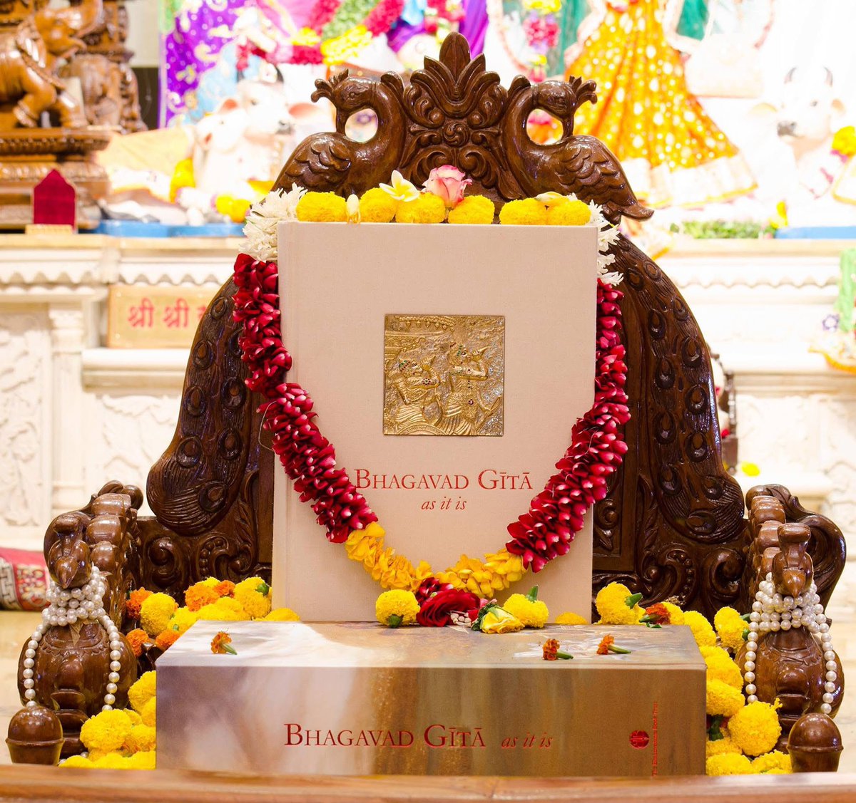 atulkrishnaak's tweet photo. Gita Jayanti  Mahotsav 📒  गीता जयन्ती दिवस। The day Sri Krishna sang His celestial Song . The Biggest WAR for Dharma  in the History started  in the pressence if Bhagwan - Sri Krishna Himself. 

Sri Krishna Arjun ki Jai
Shrimad Bhagvad Gita ki Jai
Sri Kurukshetra Dham ki Jai https://t.co/OhQEMnvvcV