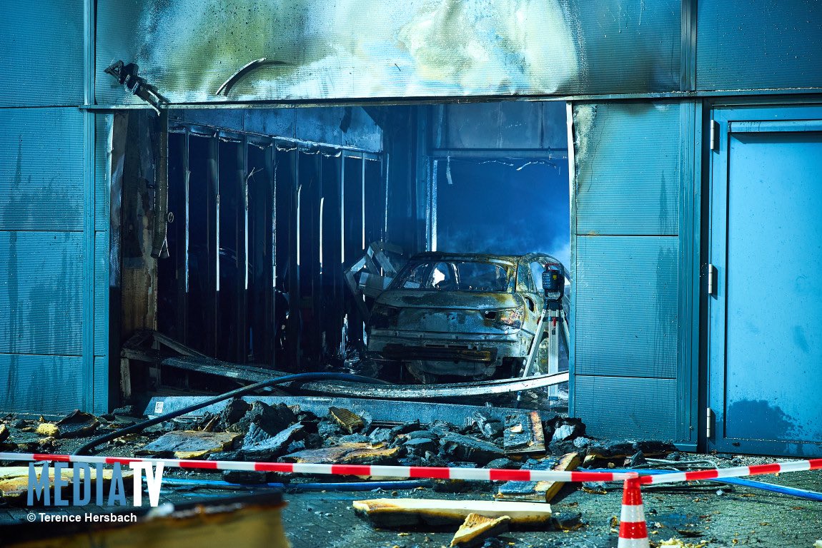 Autobrand in werkplaats van autobedrijf in Dordrecht