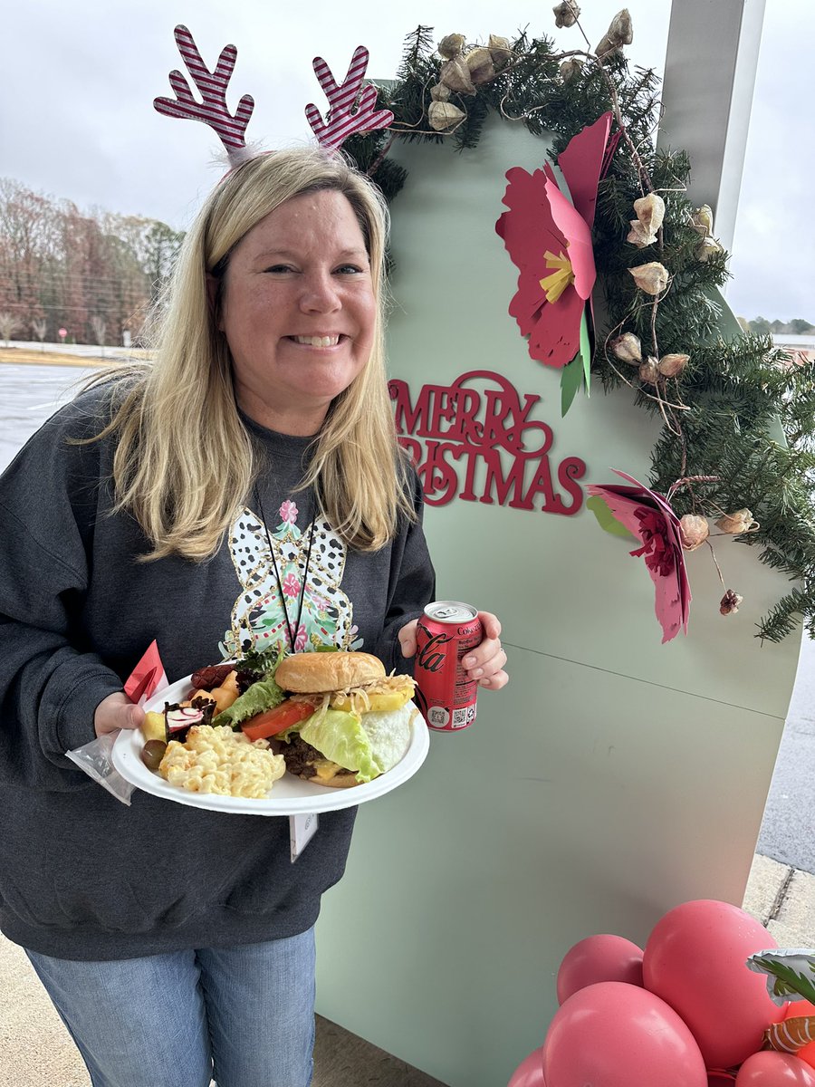 Thank you to our PTO for serving up some Holiday spirit with this Hawaiian inspired lunch! We are so thankful for how well they take care of our students, faculty and staff 🌺🌊 #melekalikimaka #dcesdragons