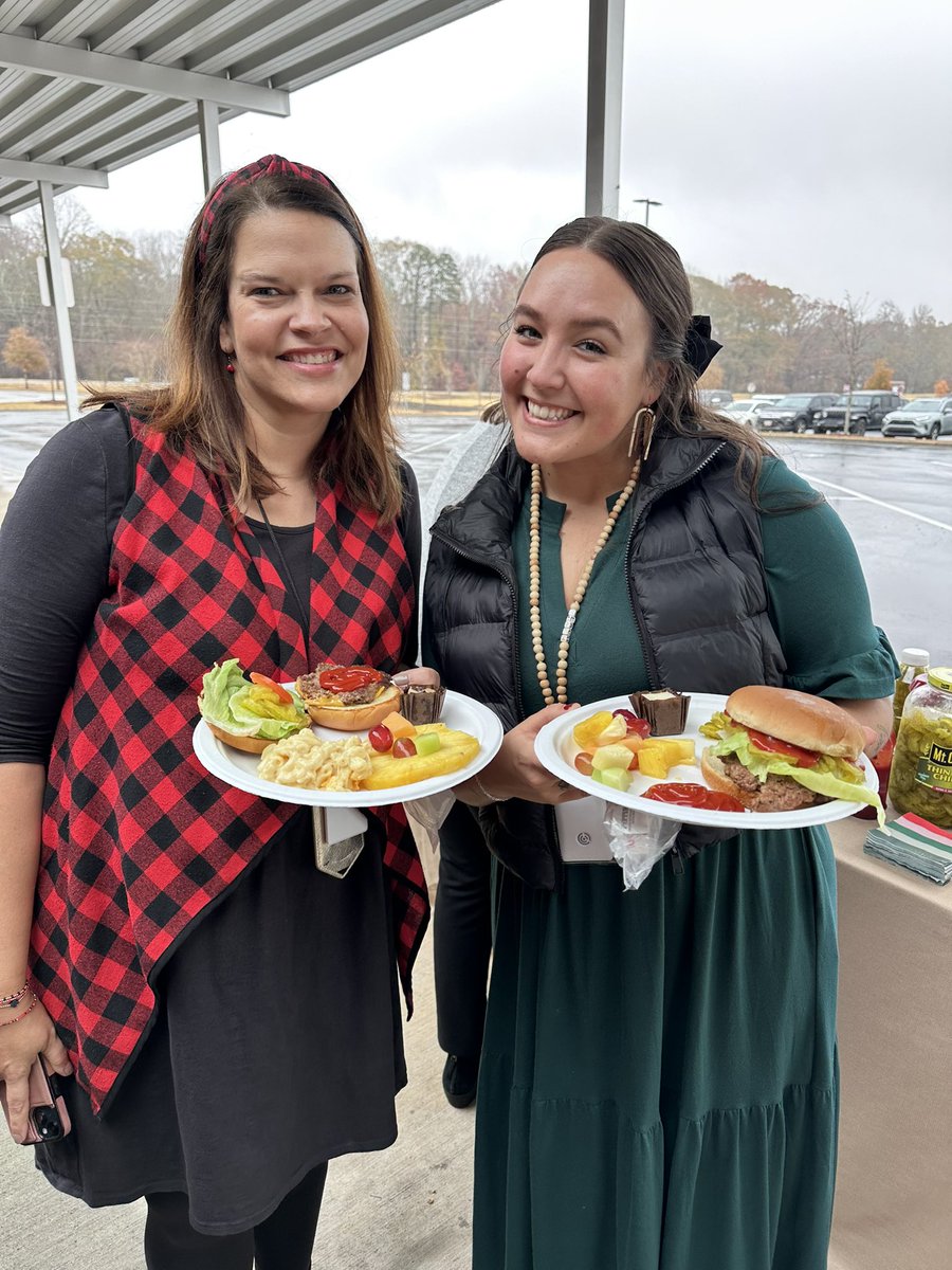 DcesDragons's tweet photo. Thank you to our PTO for serving up some Holiday spirit with this Hawaiian inspired lunch! We are so thankful for how well they take care of our students, faculty and staff 🌺🌊 #melekalikimaka #dcesdragons https://t.co/4QS1aB4Pt0