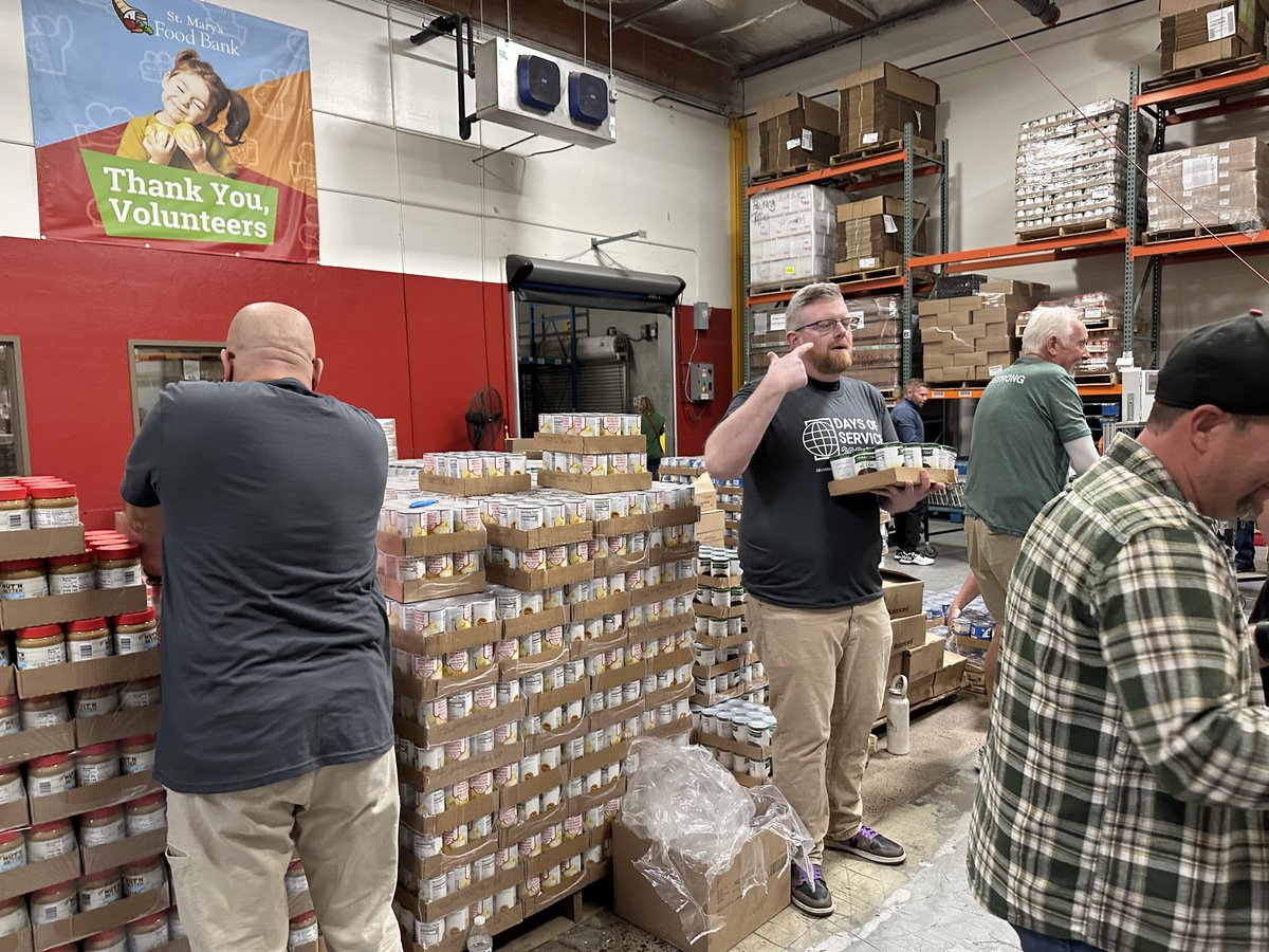 TPxComm's tweet image. Adding to our #DaysOfService! The Phoenix, AZ team recently came together to sort and pack food donations for those in need. 
Thank you to everyone who made a difference through your time and effort! #WeAreTPx