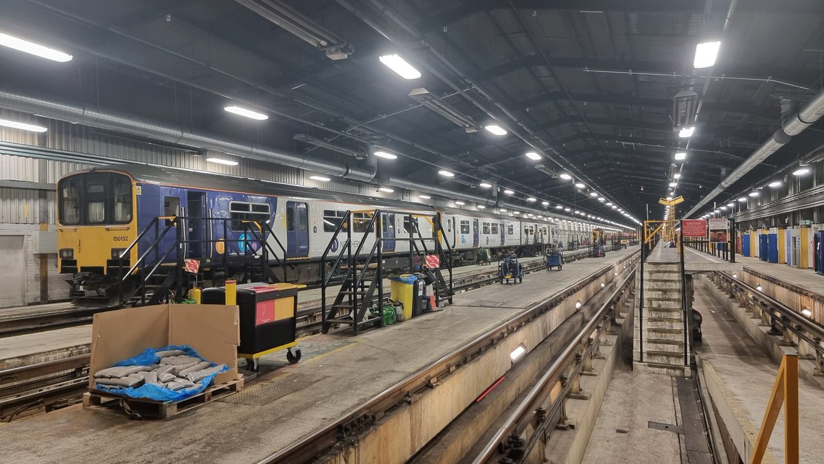 Gryphonax's tweet photo. @_KristianDB @northernassist Formally, 150132 on the ends with half of 150226 in the middle. Picture taken at Heaton 8th November. https://t.co/ll0wOm6w0Y