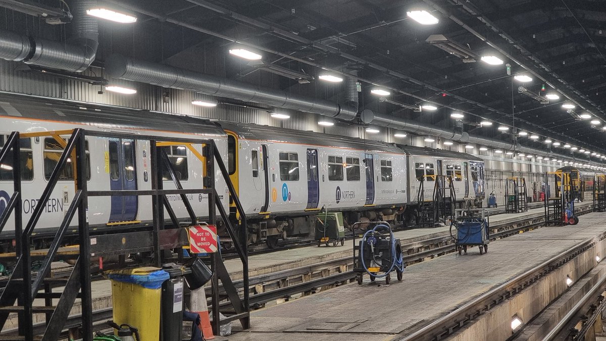 Gryphonax's tweet photo. @_KristianDB @northernassist Formally, 150132 on the ends with half of 150226 in the middle. Picture taken at Heaton 8th November. https://t.co/ll0wOm6w0Y