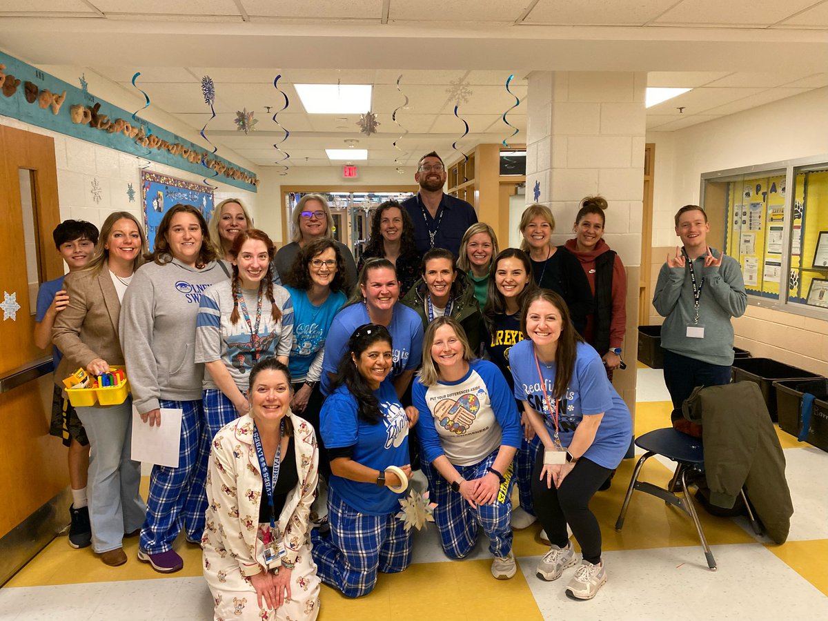 Barnsley’s Reading Night was a success! We had SNOW much fun! Thank you to all of the staff members and families who came out tonight. We appreciate you! 📚❄️🐻 <a href="/LVBESPrincipal/">Chris Robertson</a> <a href="/LucyVBarnsley/">Lucy Barnsley</a>