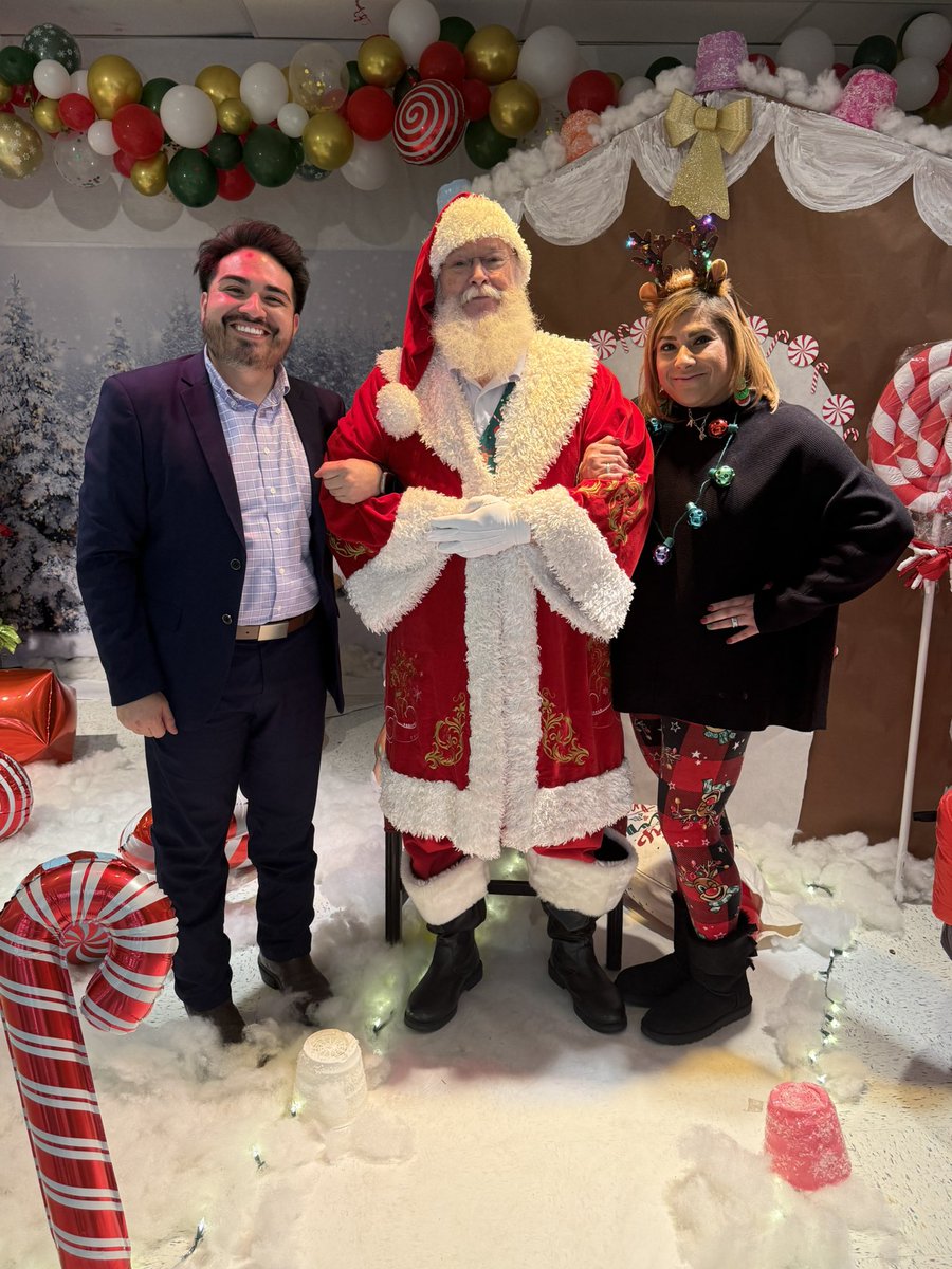 Our HOLIDAY EXTRAVAGANZA 🎄🎅🏻 brought the most cheer out of our families and staff! Santa and The Grinch ensured everyone made the nice list this year.