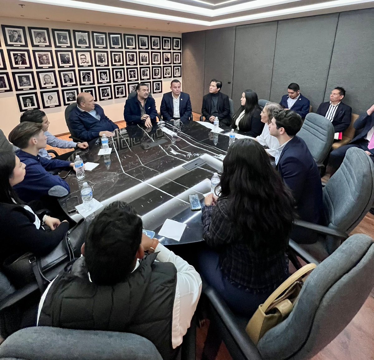 rubenmoreiravdz's tweet photo. Un gusto reunirnos con jóvenes integrantes de la @redjuvenilpormx y su presidente @luisvegadulac . 

Platicamos sobre la iniciativa presentada por @ChrisCastroB que permite que más #jovenes tengan acceso a los programas educativos. https://t.co/TKRDXAyBTW