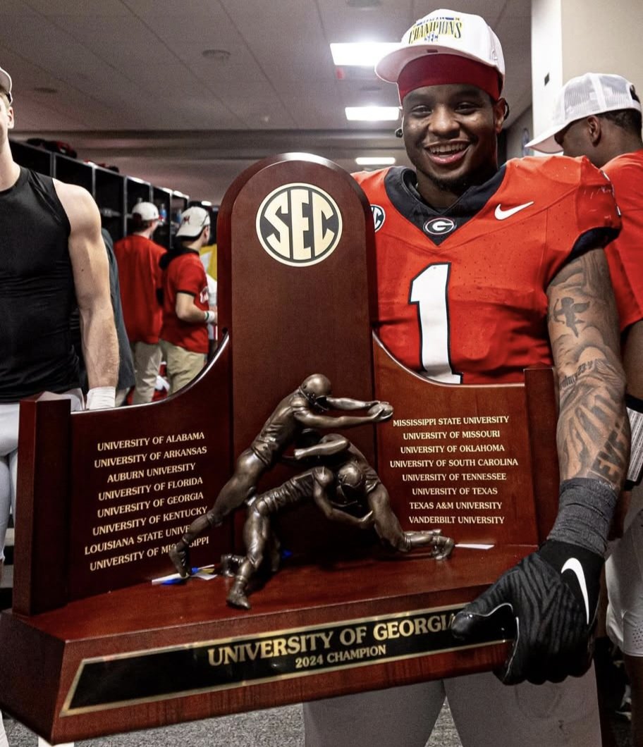 HamDawg115's tweet photo. So happy for Etienne man.
#GoDawgs https://t.co/zVTXJSzs6H