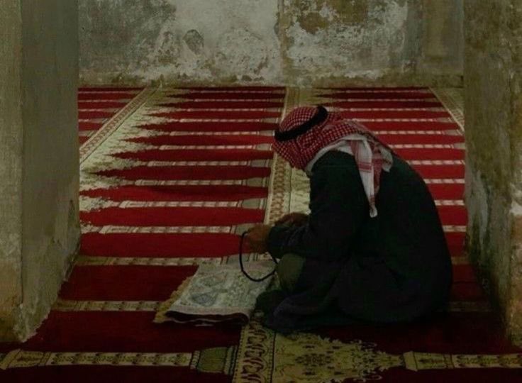 يقول عليه الصلاة والسلام: مَن صلَّى الصبح فهو في ذِمَّة الله، وفي روايةٍ أخرى: في جماعةٍ فهو ذِمَّة الله، فلا يطلبنَّكم الله بشيءٍ من ذِمَّته، فإنَّه مَن يَطلبْه مِن ذِمَّتِه بشيءٍ يُدرِكْه، ثم يكبُّه في النار.