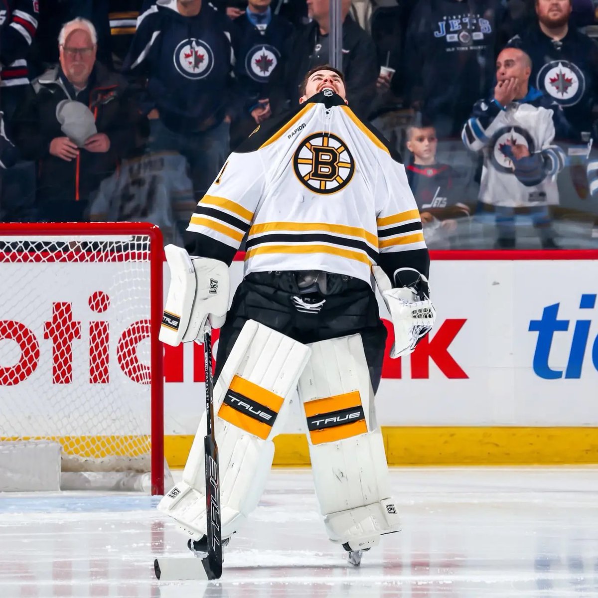 Marcussi_MA's tweet photo. Jeremy Swayman is wearing his TRUE Catalyst pads that he notably repped during the 2023-24 season in tonights #NHLBruins game vs WPG 👀

His stats with those pads: 

— 25-10-8 record
— .912 save percentage
— 2.53 goals against average

A superstitious Sway searching for luck? https://t.co/YoV0obgFts