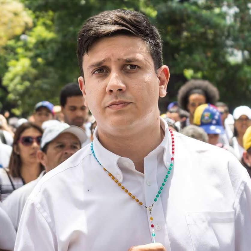 agusantonetti's tweet photo. 🇻🇪 | URGENTE: Un grupo de sicarios encapuchados de la dictadura de Nicolas Maduro acaba de SECUESTRAR al opositor Jesus Armas, miembro del equipo de Maria Corina Machado.

Se encuentra en paradero desconocido.

Basta de terrorismo de Estado en Venezuela. Por favor, difundir. https://t.co/uJwrtzUsYG