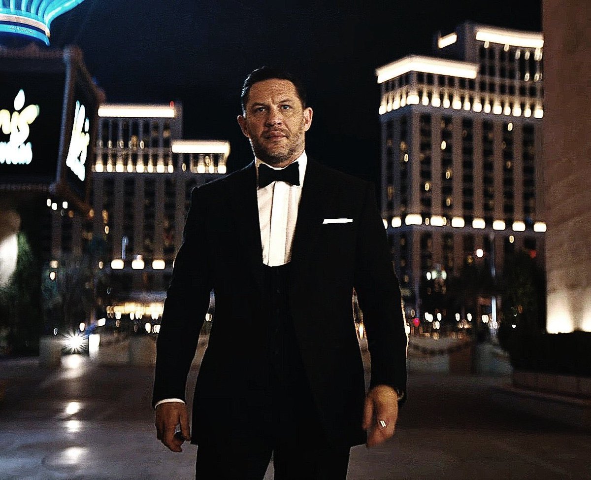 DestofCosplay's tweet photo. Me: *about to watch venom 3* this is gonna be great! I won’t get anymore obsessions over Eddie and venom and have dirty thoughts. 

Also me: *as soon as the suit scene came on* … Alright Alexa play “Hey. Daddy” by Usher… 🤤🤤

Literally this man is so fine I just 🥵 https://t.co/FmB5JYTrMy