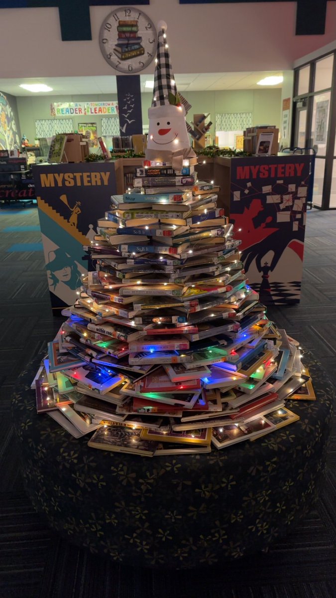 BBILibrary's tweet image. I love this time of year. Here is our library Christmas tree🥰 @BearBranchInt