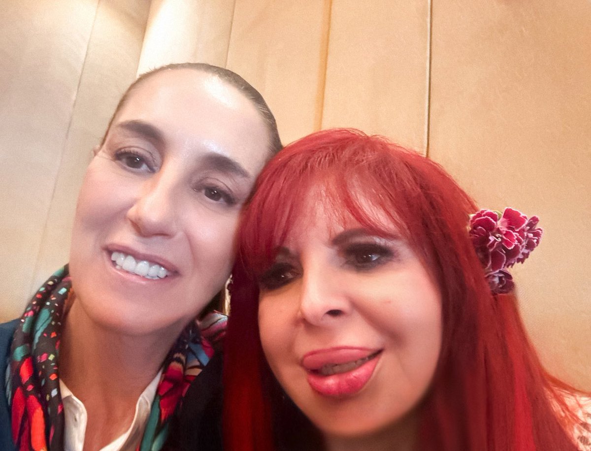 Al final de la reunión del Consejo Nacional de Seguridad Pública de hoy, nos tomamos una foto nuestra bella presidentA <a href="/Claudiashein/">Claudia Sheinbaum Pardo</a> y yo.

Termino siempre contagiada de su energía.