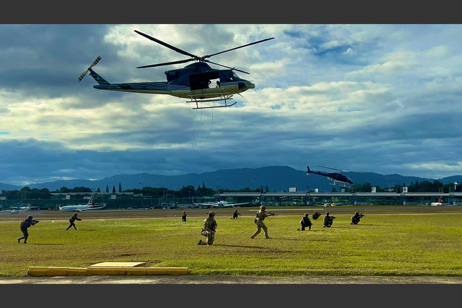 JGalvezAviador's tweet image. USSOF del 7° Grupo y Kaibiles

Demostración conjunta frente a más de 3,000 personas, destacando la interoperabilidad y trabajo en equipo entre las fuerzas. ¡Alianza y profesionalismo en acción! @Southcom
@SOCSOUTH    #socsouth #southcom