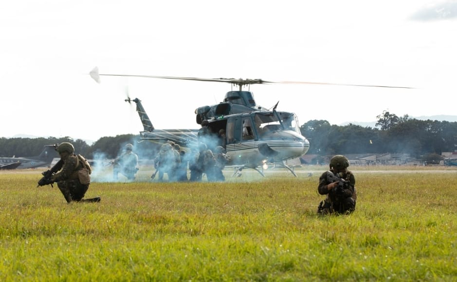 JGalvezAviador's tweet image. USSOF del 7° Grupo y Kaibiles

Demostración conjunta frente a más de 3,000 personas, destacando la interoperabilidad y trabajo en equipo entre las fuerzas. ¡Alianza y profesionalismo en acción! @Southcom
@SOCSOUTH    #socsouth #southcom