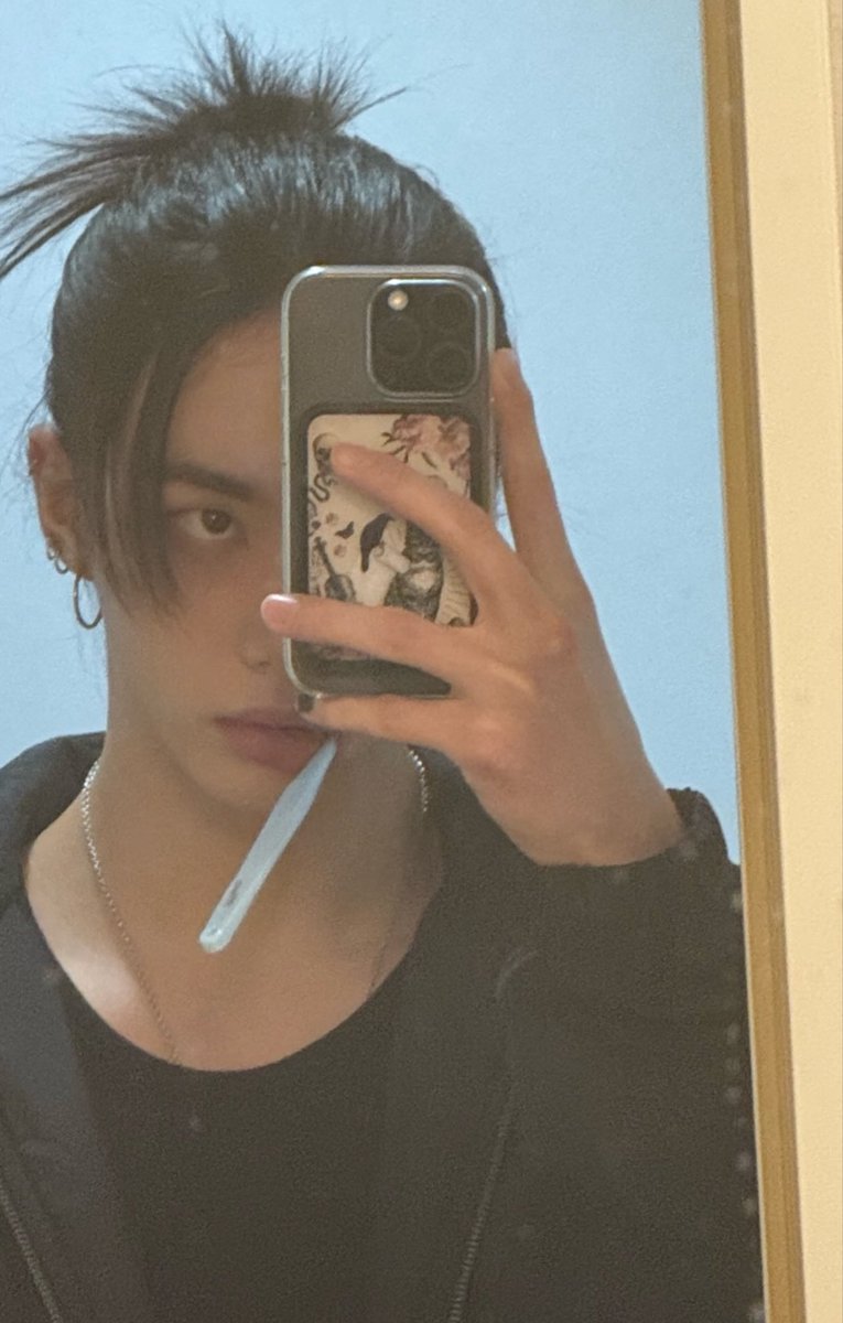 hyunjin's new 🫧 profile picture and background!