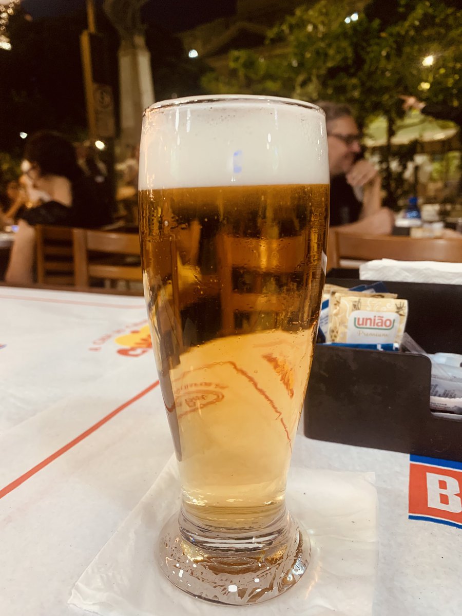 lb_amanda's tweet photo. Tô há 50 minutos sentada num bar aqui na Cinelândia sozinha, porque eu acho que meu nível de estresse tá tão alto que só isso pode resolver👍 https://t.co/h2aKNOYxxZ