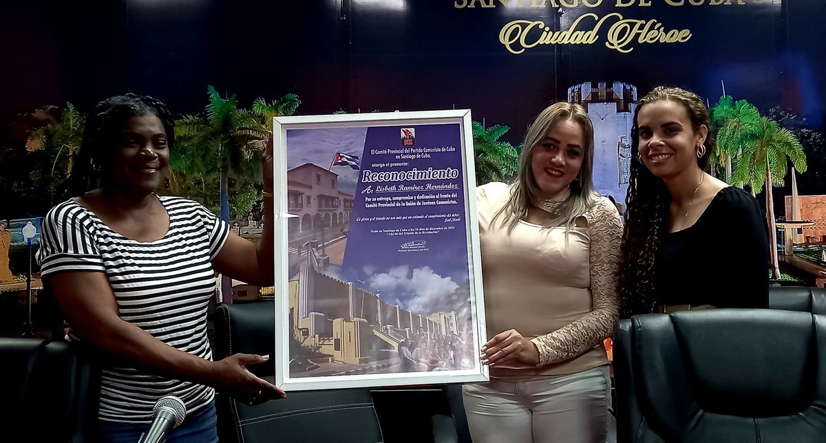 El reconocimiento a Lisbeth Ramírez Herández por el trabajo realizado en la provincia #SantiagoDeCuba. La #UJC santiaguera siente orgullo de ti. Éxitos en las nuevas tareas.