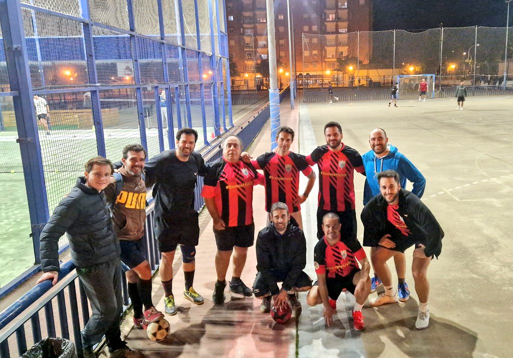 oncoradioHUVR's tweet photo. 🌟⚽️💪❄️ Atlético Fotones ❄️💪⚽️🌟
✨ Winter season ON! ✨
👕💥 Estrenamos camiseta inspirada en el @acmilan de los 90 💥👕
🏥⚡️ Y fichamos 2 ESTRELLAS de #dermatología y #ginecología en el mercado invernal 🏥⚡️
🫀📈 Promoviendo hábitos de vida saludable 🔥💯 https://t.co/SCVbI8xxZ2