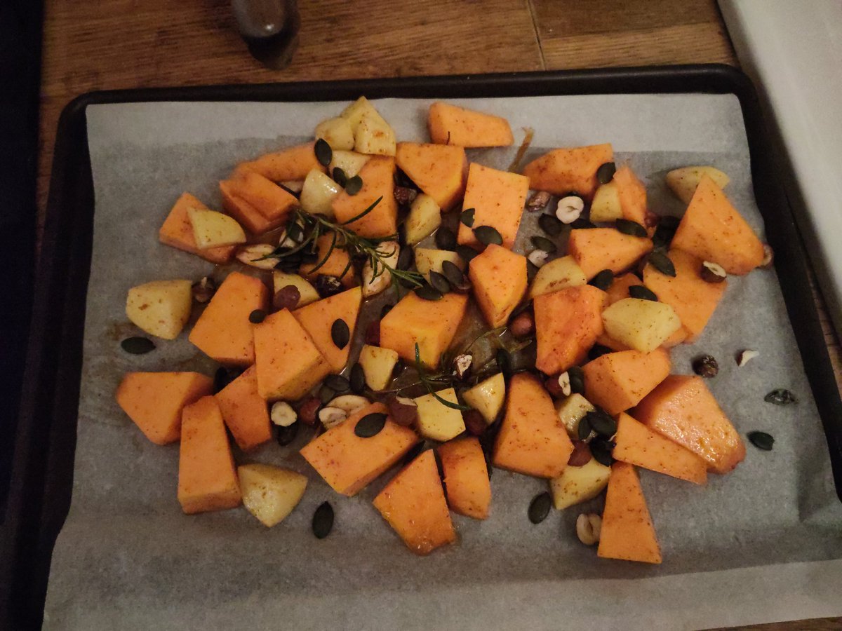 ouroboros75's tweet image. Courge musquée, pomme de terre, ail, paprika, romarin, graine de courges, noisettes, huile olive,parmesan, basilic, sel, poivre. Un petit goût d&apos;automne