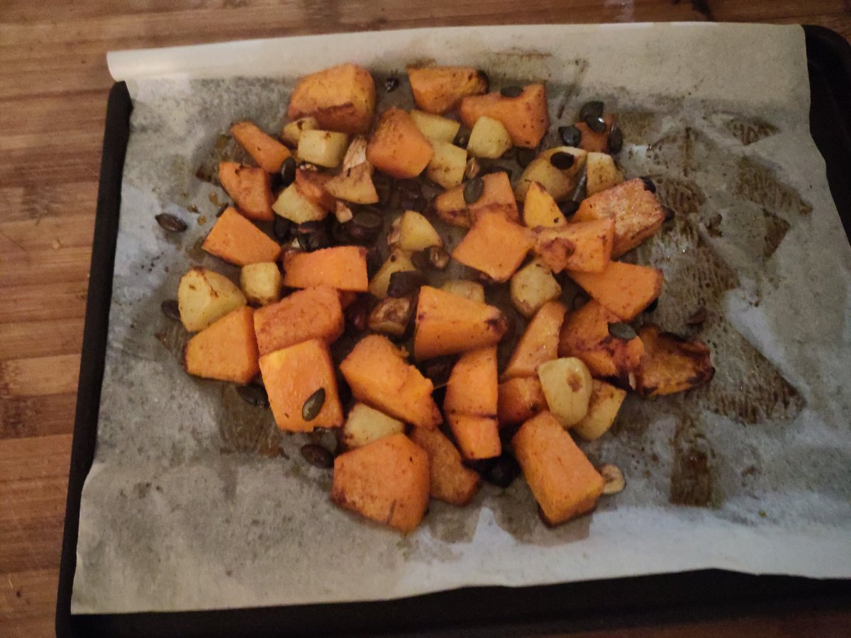 ouroboros75's tweet image. Courge musquée, pomme de terre, ail, paprika, romarin, graine de courges, noisettes, huile olive,parmesan, basilic, sel, poivre. Un petit goût d&apos;automne