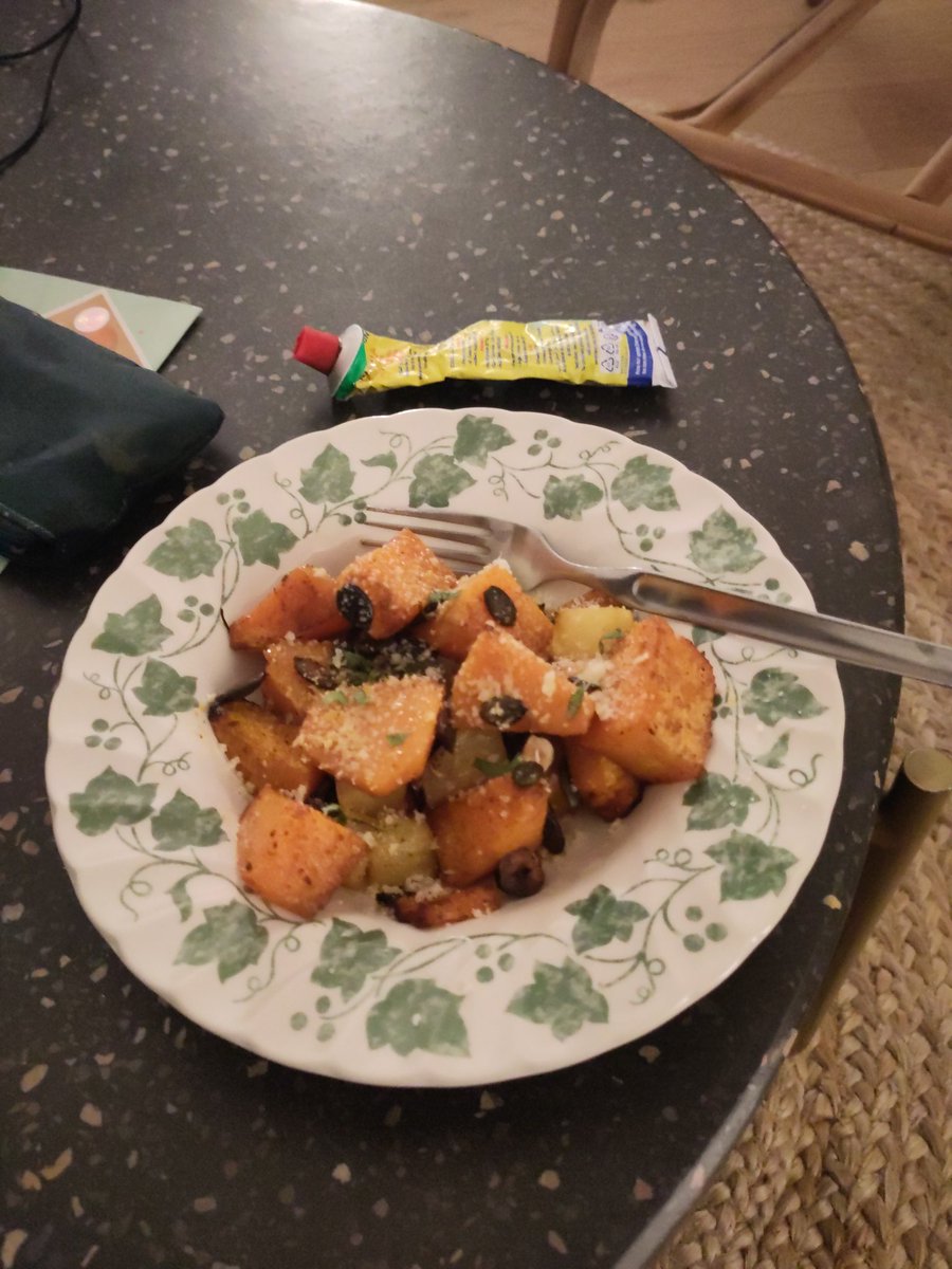ouroboros75's tweet image. Courge musquée, pomme de terre, ail, paprika, romarin, graine de courges, noisettes, huile olive,parmesan, basilic, sel, poivre. Un petit goût d&apos;automne