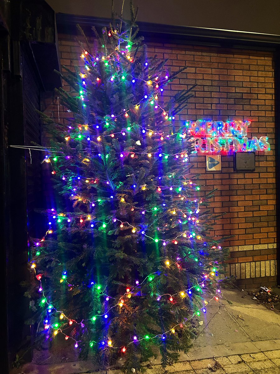 Tracybelfast1's tweet photo. Good to see the Sandy Row Community coming together for the Christmas Tree switch on 🎄🎅🏻
Christmas lights on lamp posts would have been good if anyone wants to donate it would be appreciated 🙌🎄🎅🏻
Well done @BSCRBelfast for arranging the event 🎄
#sandyrow #SouthBelfast https://t.co/FLhSMRNyul