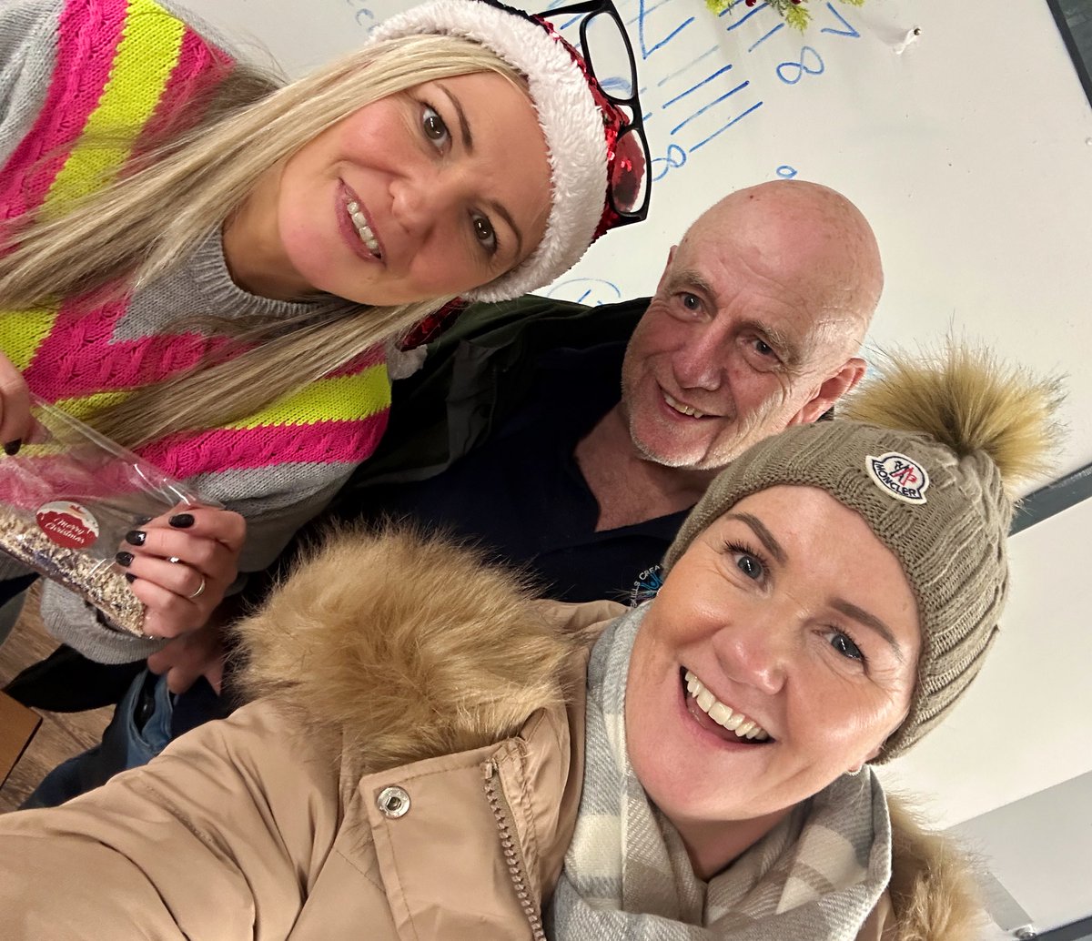 Tracybelfast1's tweet photo. Good to see the Sandy Row Community coming together for the Christmas Tree switch on 🎄🎅🏻
Christmas lights on lamp posts would have been good if anyone wants to donate it would be appreciated 🙌🎄🎅🏻
Well done @BSCRBelfast for arranging the event 🎄
#sandyrow #SouthBelfast https://t.co/FLhSMRNyul
