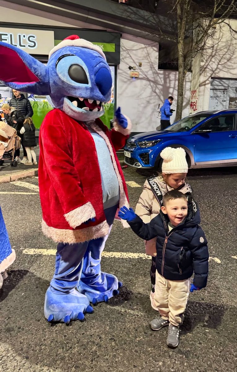Tracybelfast1's tweet photo. Good to see the Sandy Row Community coming together for the Christmas Tree switch on 🎄🎅🏻
Christmas lights on lamp posts would have been good if anyone wants to donate it would be appreciated 🙌🎄🎅🏻
Well done @BSCRBelfast for arranging the event 🎄
#sandyrow #SouthBelfast https://t.co/FLhSMRNyul