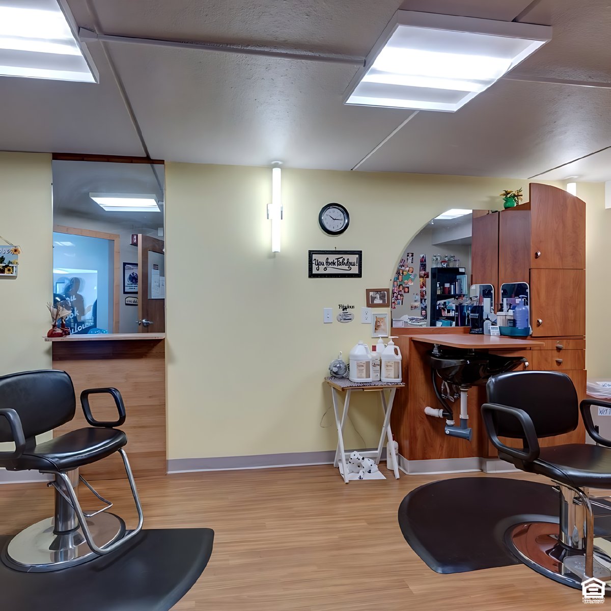 BlakeEstates's tweet photo. Need a quick trim or a new style? Blake Estates features a hair salon just around the corner. Experience hassle-free beauty right where you live. ✂️

Check out more of what Blake Estates has to offer.
#beaconcommunities #apartmentstyle #apartmentliving https://t.co/ojgbPPrvqY