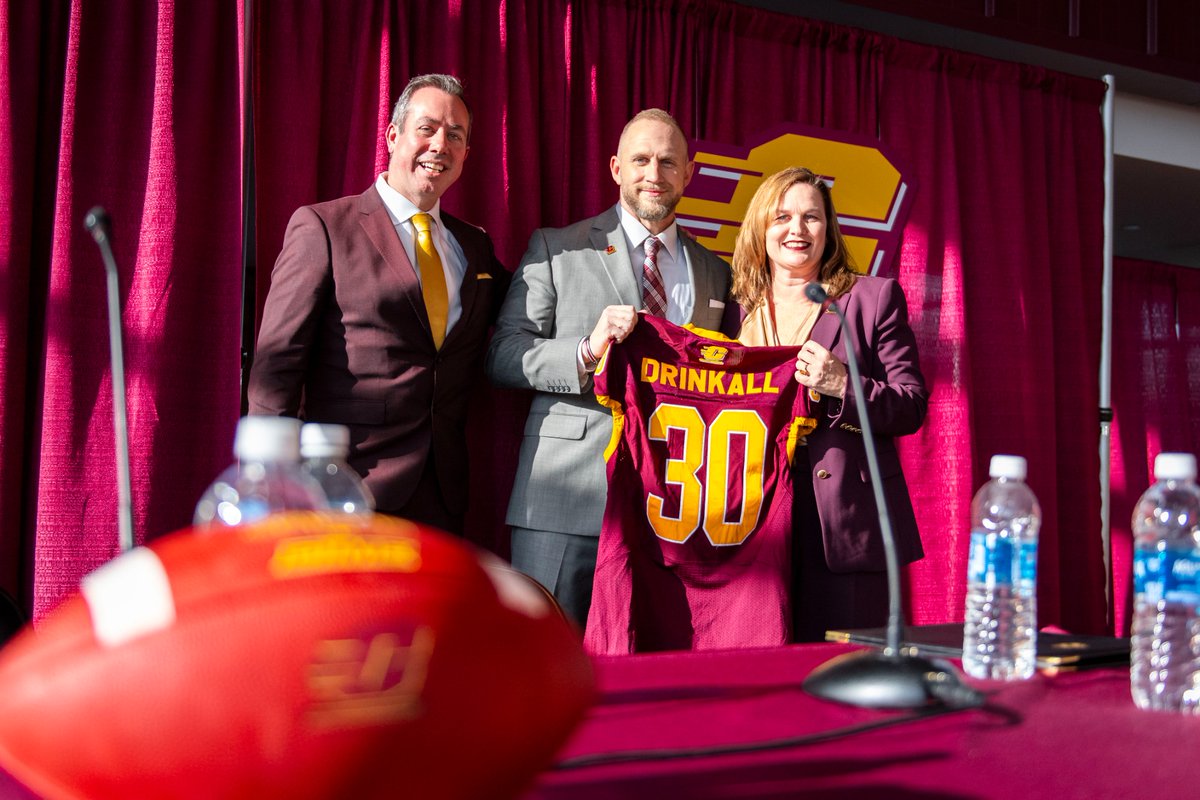 CMU_Football's tweet photo. Officially part of the family.

#FireUpChips🔥⬆️🏈 | @DrinkallCoach https://t.co/sDUjdLSp5z