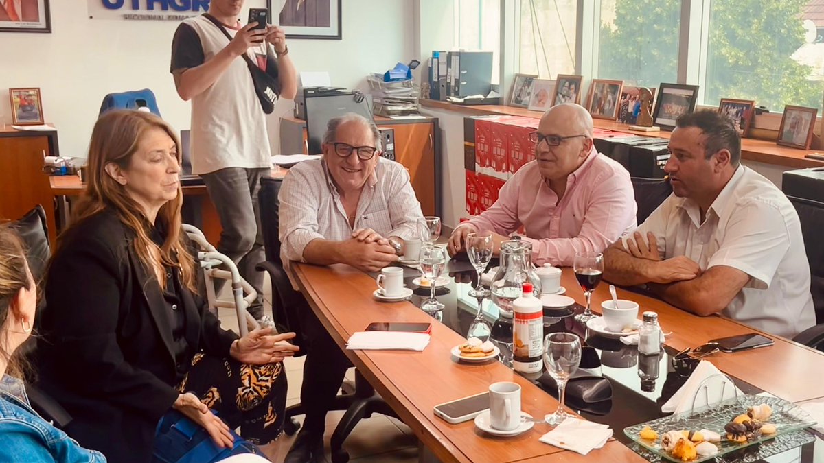 SecProdMatanza's tweet photo. 📍 Nos reunimos en @uthgraseccionalzonaoeste, con el Secretario General Zona Oeste Domingo Bruno y su equipo.

📌 Repasamos las tareas realizadas este año y delineamos las acciones para el 2025 que sigan fortaleciendo el desarrollo del sector gastronómico en el Distrito. https://t.co/yYDWqobdjH