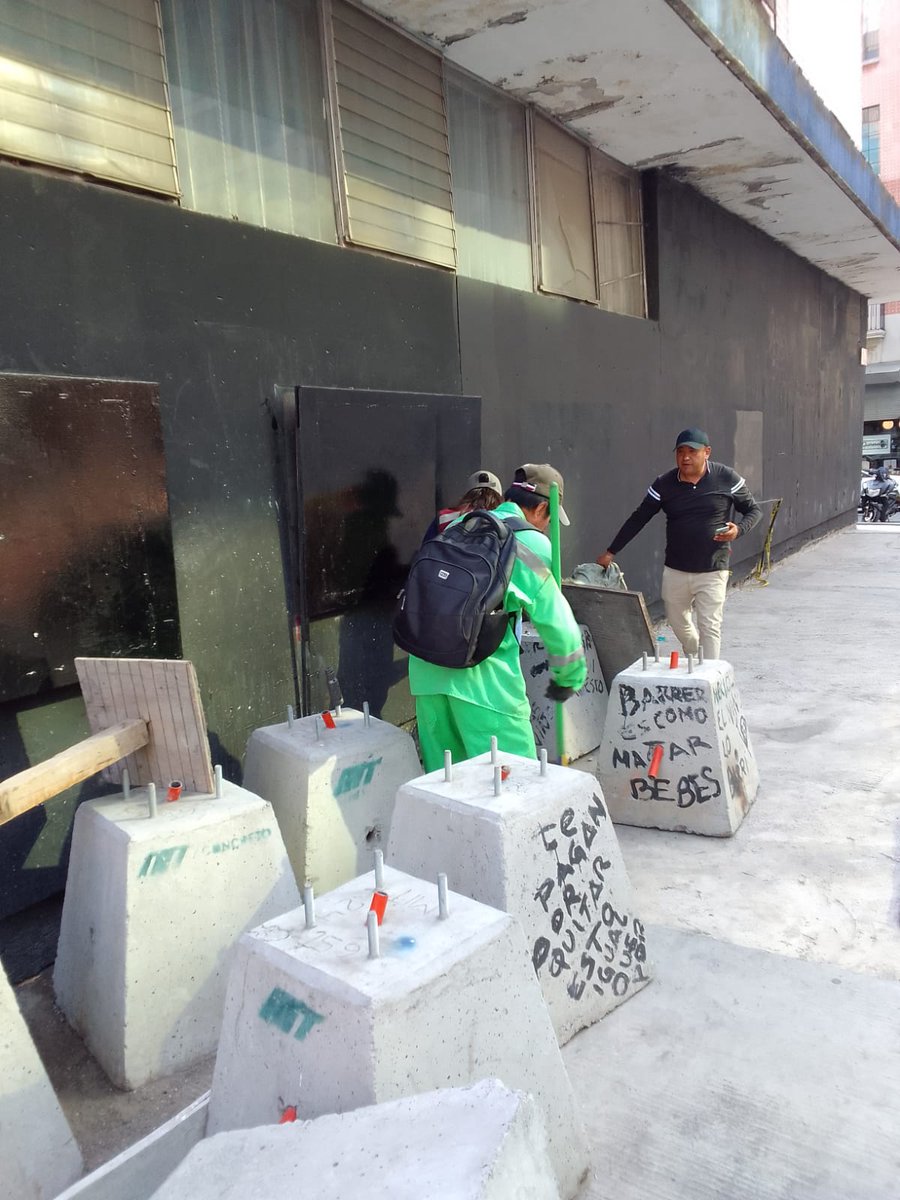 CDMX_IAPP's tweet photo. @WardRicardo @SEBIEN_cdmx @AlcCuauhtemocMx @ClaraBrugadaM @AlessandraRdlv Gracias a tu reporte, acudió la #BrigadaDeCalle para ofrecer los servicios de cuidados de nuestros Centros y realizar una jornada de higiene en el espacio público. 

Continuaremos en recorridos de intervención y monitoreo. https://t.co/vRIOtv0OD6