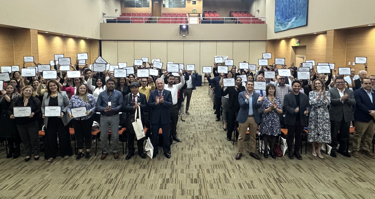 WoccuPie's tweet photo. @USAIDPeru y @WOCCU, de la mano con @unionvenezolano, han brindado apoyo a más de 4000 profesionales venezolanos en la regularización de sus títulos y certificaciones en Perú en una amplia gama de campos, incluyendo profesionales técnicos. https://t.co/4eexBZN9LH
