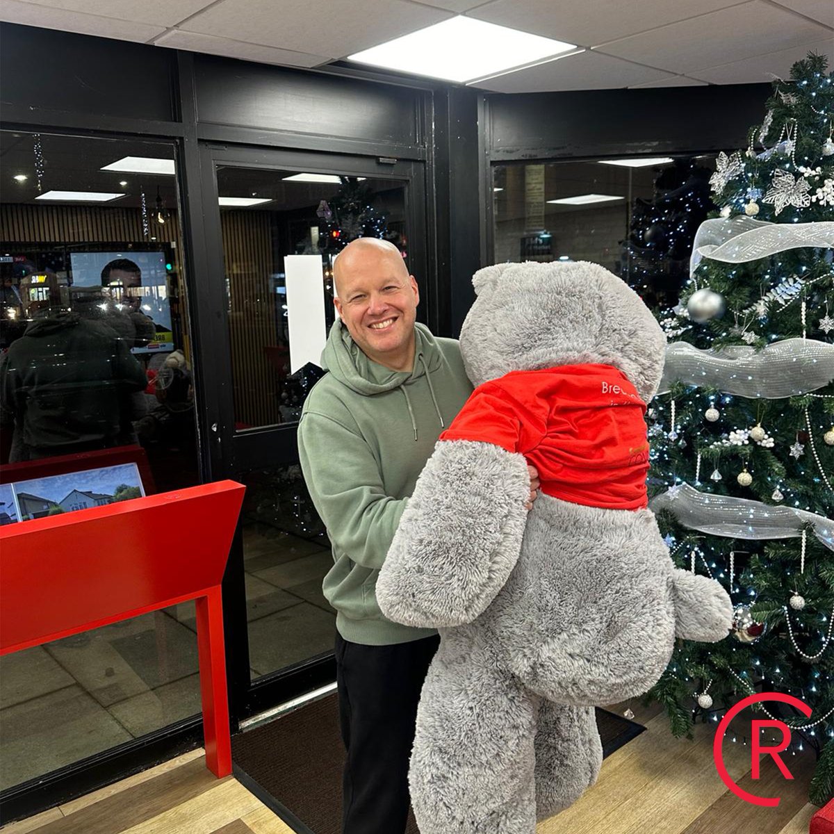 RobertCooper83's tweet photo. 🥇 Congratulations to the winners of our competition  @SLE_Church Christmas Fair, who correctly guessed the price of this stunning home https://t.co/RHp0gghoAu 😍

#Winner #ChristmasFair #ChristmasIsComing #Sponsor #Christmas2024 #FamilyRunBusiness #ChristmasCompetition #Eastcote https://t.co/biNizu5Axi