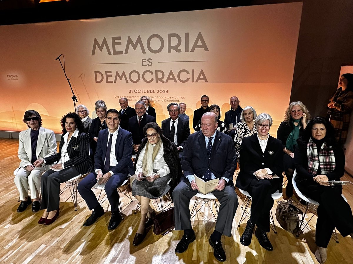 FmartineL's tweet photo. Reconocemos a 21 mujeres y hombres con motivo del Día de recuerdo y homenaje a todas las víctimas del Golpe Militar, la Guerra de España y la Dictadura.

Un emotivo acto lleno reivindicación y compromiso por seguir avanzando en la memoria de las víctimas.

#MemoriaEsDemocracia https://t.co/ipQSqxeNWi
