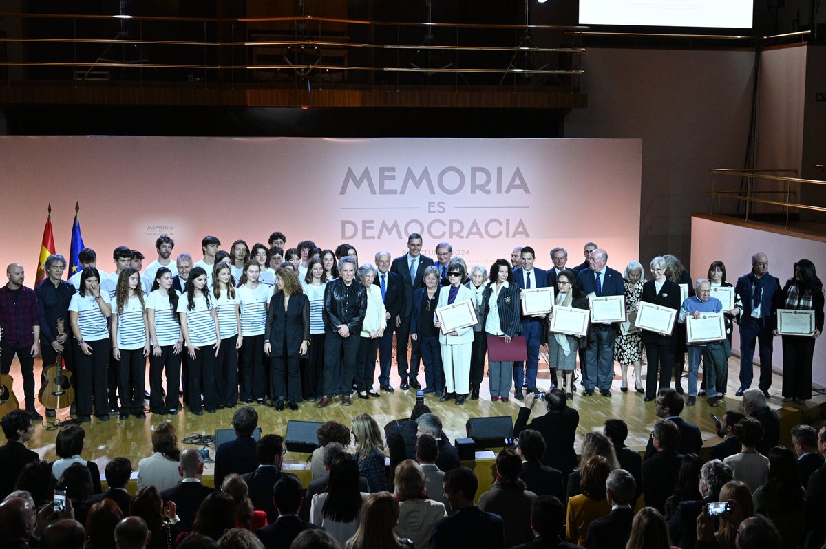 FmartineL's tweet photo. Reconocemos a 21 mujeres y hombres con motivo del Día de recuerdo y homenaje a todas las víctimas del Golpe Militar, la Guerra de España y la Dictadura.

Un emotivo acto lleno reivindicación y compromiso por seguir avanzando en la memoria de las víctimas.

#MemoriaEsDemocracia https://t.co/ipQSqxeNWi