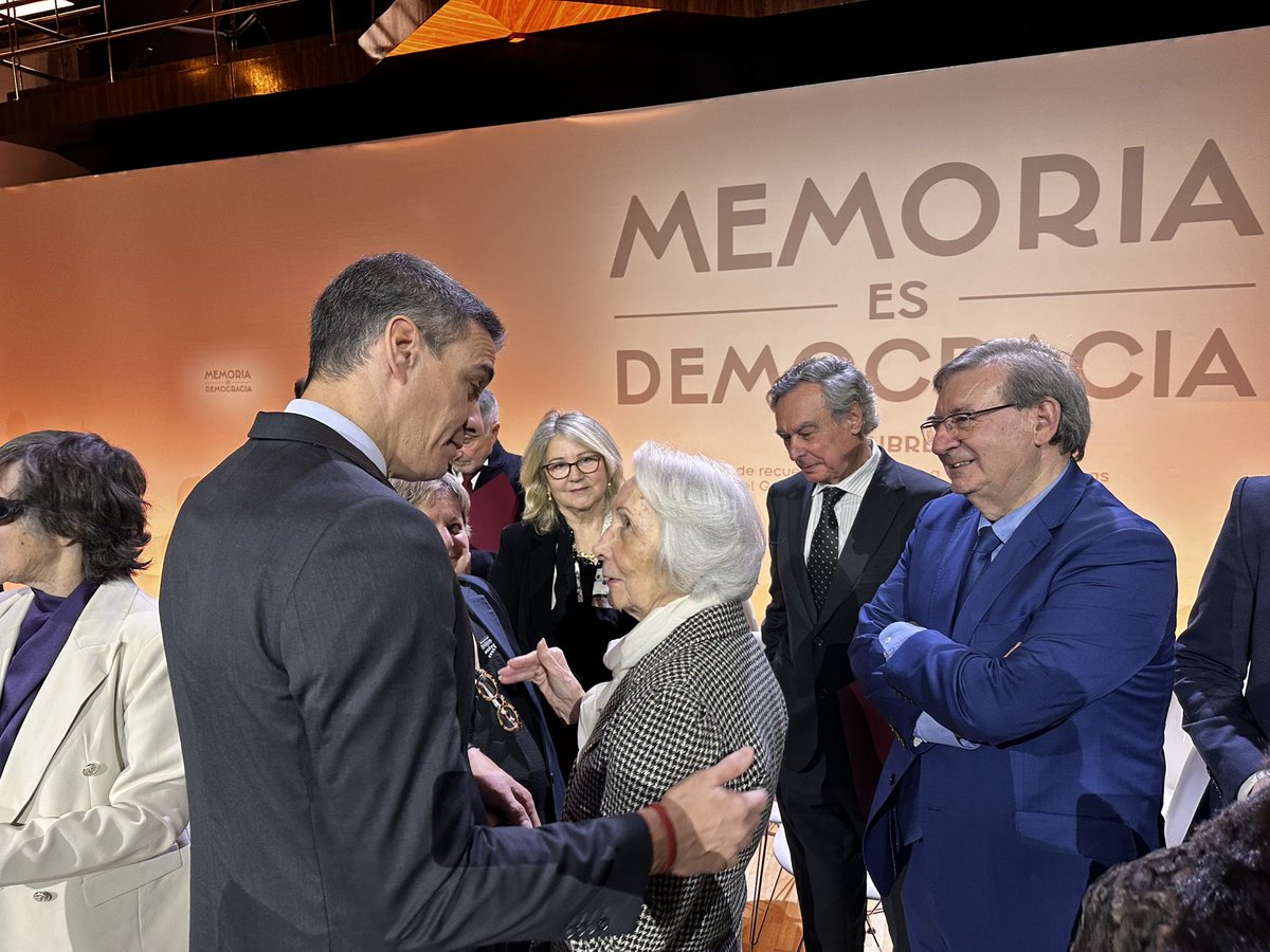 Reconocemos a 21 mujeres y hombres con motivo del Día de recuerdo y homenaje a todas las víctimas del Golpe Militar, la Guerra de España y la Dictadura.

Un emotivo acto lleno reivindicación y compromiso por seguir avanzando en la memoria de las víctimas.

#MemoriaEsDemocracia