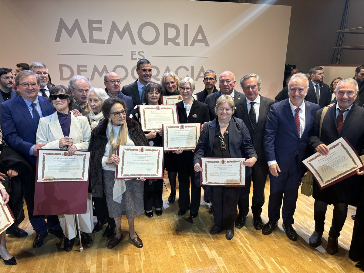 FmartineL's tweet photo. Reconocemos a 21 mujeres y hombres con motivo del Día de recuerdo y homenaje a todas las víctimas del Golpe Militar, la Guerra de España y la Dictadura.

Un emotivo acto lleno reivindicación y compromiso por seguir avanzando en la memoria de las víctimas.

#MemoriaEsDemocracia https://t.co/ipQSqxeNWi